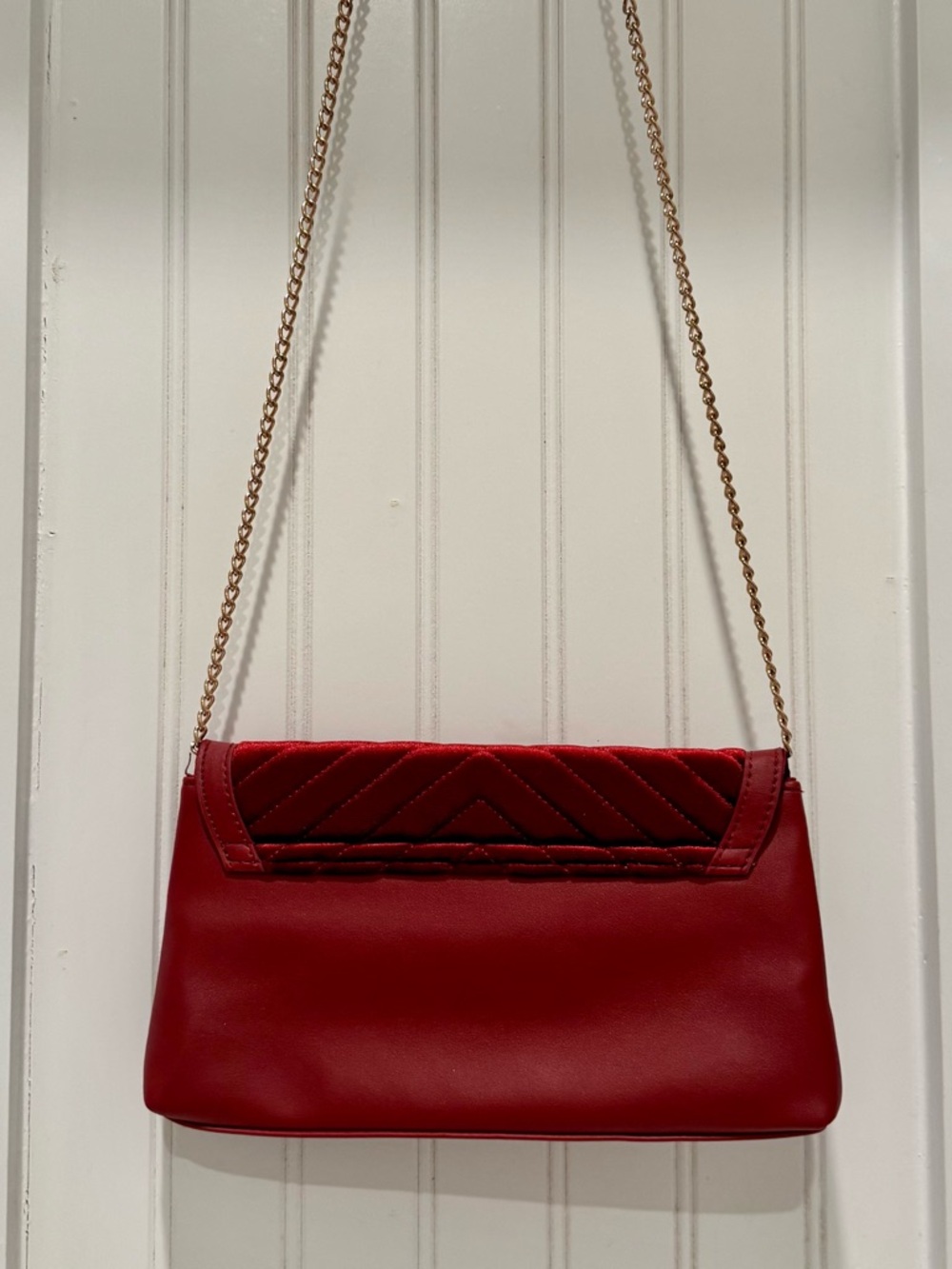 NWOT GUESS Red Quilted Crossbody with Gold Chain - Picture 5 of 5